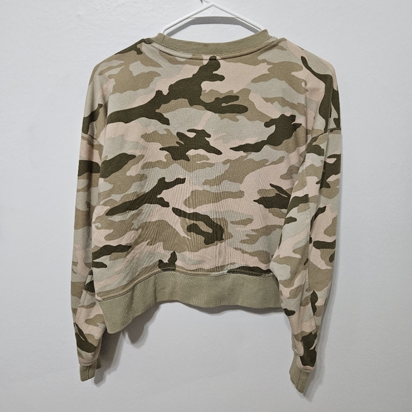 Nike Crew Neck WomensTraining Long Sleeve Camo Dri Fit Size XS Oversized - Picture 2 of 6